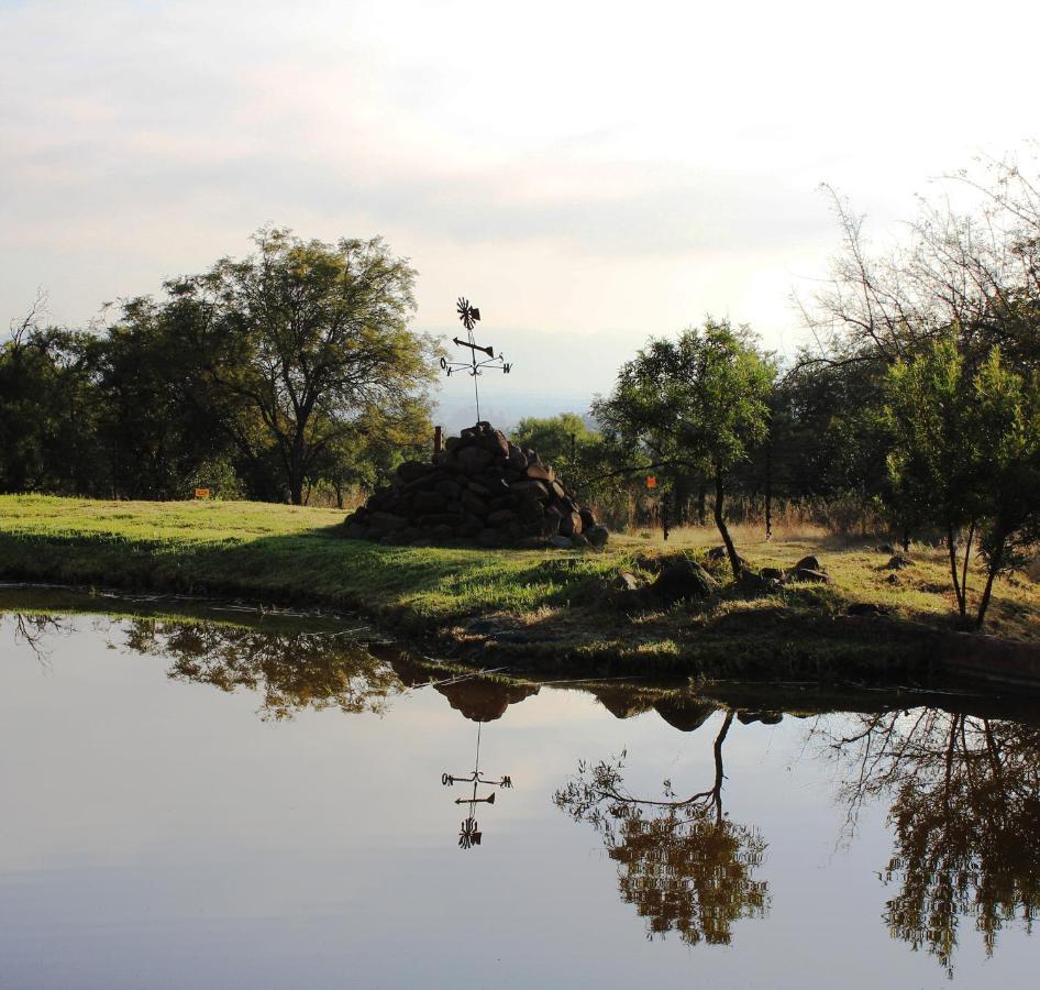 Karee & Wild Olive Guest Lodge Hekpoort Екстериор снимка
