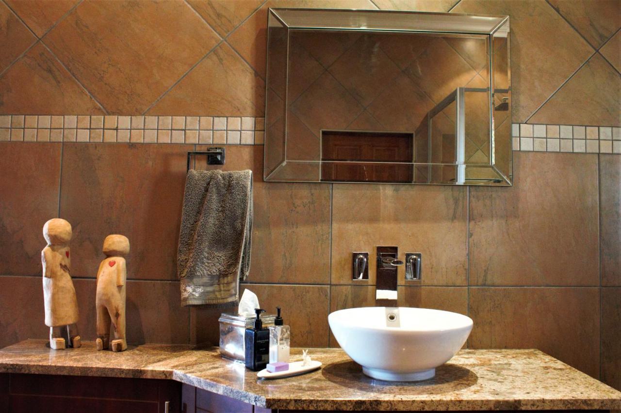 Karee & Wild Olive Guest Lodge Hekpoort Екстериор снимка