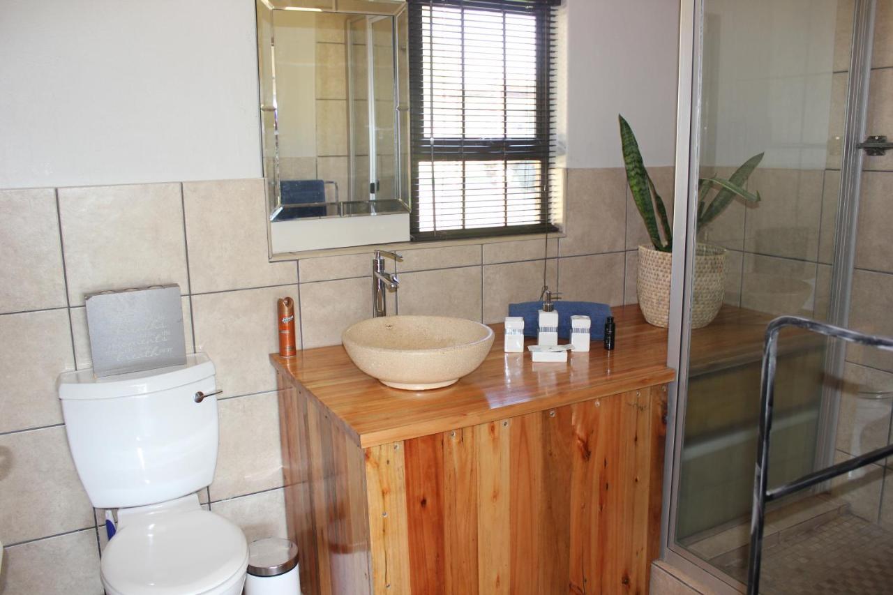 Karee & Wild Olive Guest Lodge Hekpoort Екстериор снимка